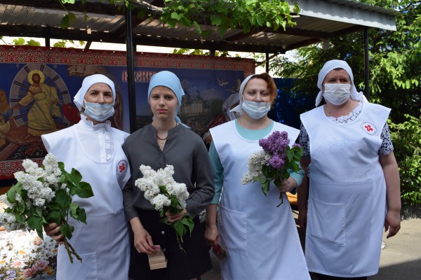 Прихожанок храма Архистратига Михаила п. Каменоломни, поздравили с православным женским днем – Днем памяти святых Жен- мироносиц