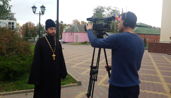 Интервью благочинного приходов Нижнедонского округа местной телекомпании об отношении людей к животным