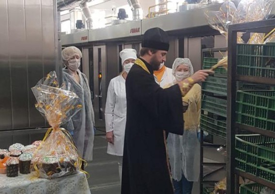 Освящение пасхальных куличей на производственном комплексе по производству пищевых продуктов "Кундрат"