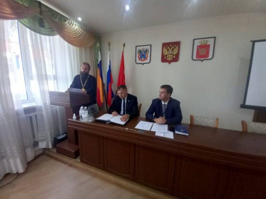 Благочинный приходов Нижнедонского округа  принял участие в заседании Консультативного совета по межэтническим отношениям Октябрьского района