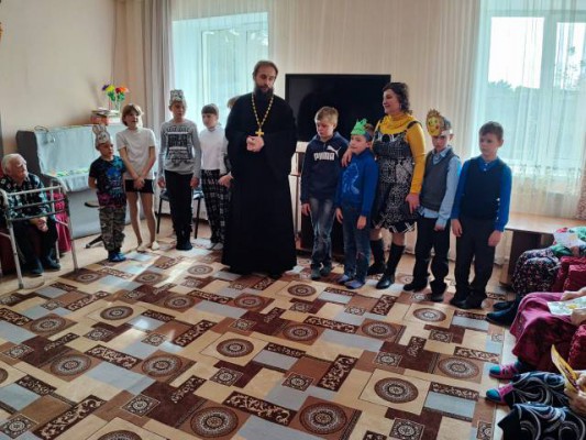 Постояльцев пансионата для пожилых людей п. Каменоломни поздравили с великим праздником Покрова Богородицы