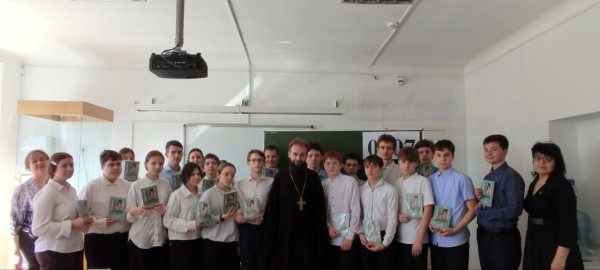 «Разговоры о важном»: священник рассказал школьникам об истории книгопечатания