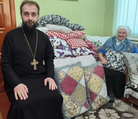 «Время для наших солдат всегда найдется»: Благочинный приходов Нижнедонского округа поблагодарил на дому «серебряного» добровольца