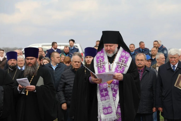 Архиерей Шахтинской епархии совершил молебен о даровании урожая в Шолоховском районе. В совместной молитве приняло участие духовенство Нижнедонского округа