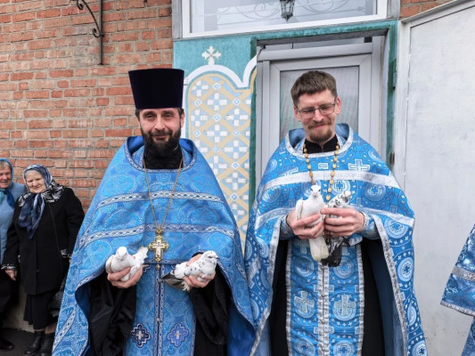 В праздник Благовещения в храме Архистратига Михаила традиционно выпустили в небо голубей