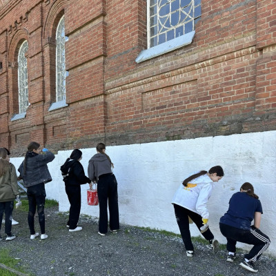 Юные жители станицы Кривянской приняли участие в благоустройстве прихрамовой территории