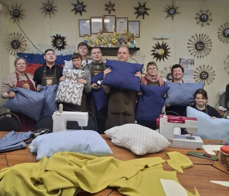 «Волшебный стежок» добра: воспитанники творческой мастерской для детей-инвалидов передали помощь бойцам в преддверии Пасхи
