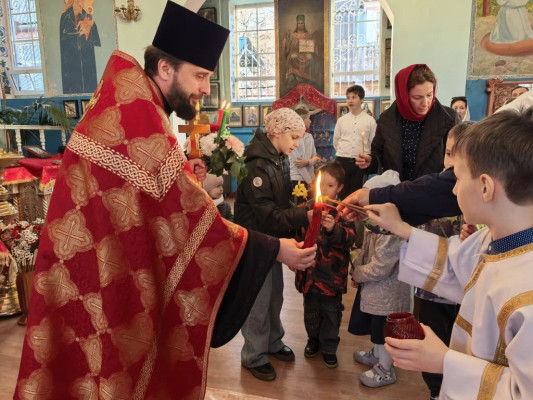 Чудо Великой Субботы: Встреча Благодатного огня в храме Архистратига Михаила п. Каменоломни