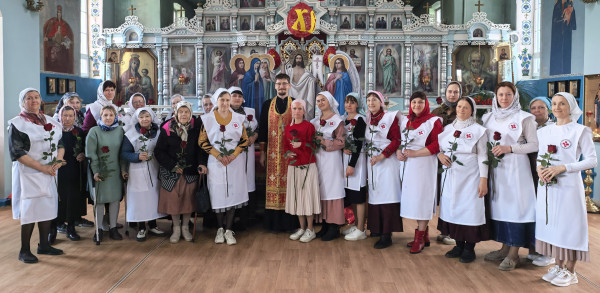 Праздник веры и доброты: в храме Архистратига Михаила п. Каменоломни поздравили сестёр милосердия и прихожанок с днём святых жен-мироносиц
