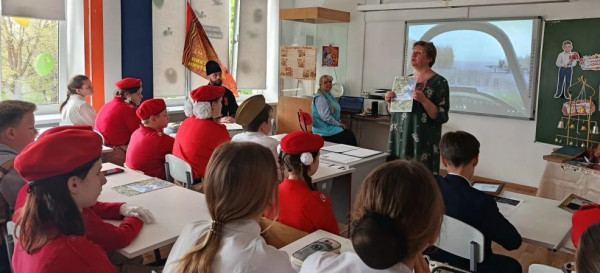 В школе №23 поселка Красногорняцкий прошел урок памяти «Священная память Великой Победы»