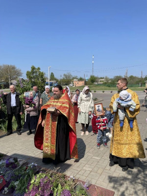 Память, объединяющая поколения: Лития у мемориала в Кадамовском