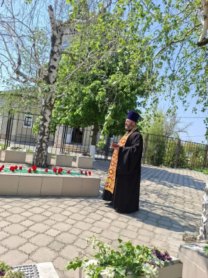 В поселке Новозарянский настоятель храма совершил литию у памятника павшим воинам
