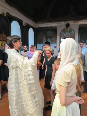 Настоятель храма святителя Алексия Московского станицы Бессергеневской благословил школьников на сдачу экзаменов