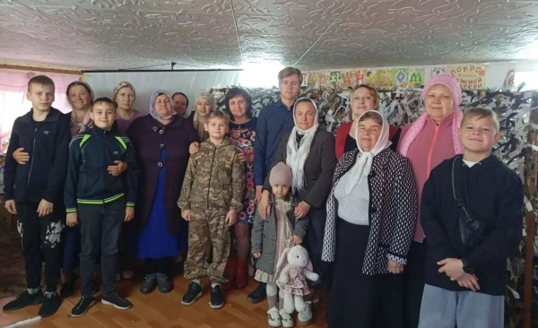 Юные добровольцы из воскресной школы «Благовест» продолжают плести маскировочные сети для защитников Отечества
