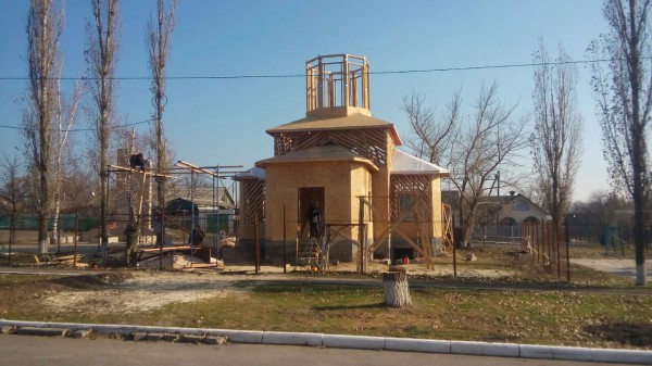 В поселке Новозарянский продолжается строительство храма святого великомученика Георгия Победоносца