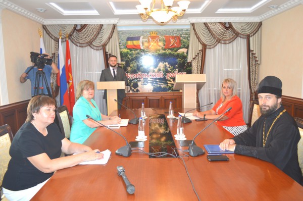 Благочинный приходов Нижнедонского округа принял участие в августовском педсовете Октябрьского района в режиме он-лайн