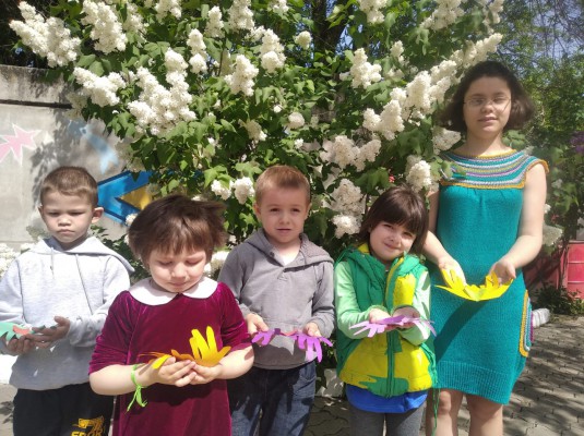 Воспитанники детского приюта "Огонек" поздравили сестёр милосердия Марфо - Мариинского Сестричества и прихожан храма с Днём святых Жён - мироно́сиц