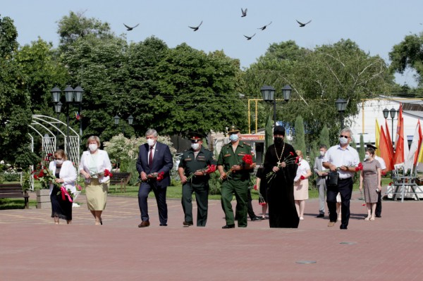 Благочинный приходов Нижнедонского округа принял участие в возложении цветов в День памяти и скорби
