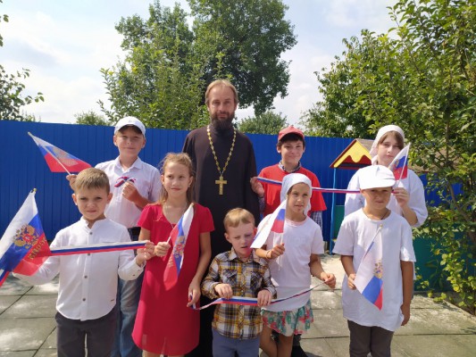 Для учащихся воскресной школы "Благовест" ко Дню государственного флага Российской Федерации, была организована тематическая встреча