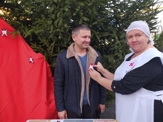 В рамках мероприятий по профилактике борьбы со СПИДом добровольцы Нижнедонского благочиния провели раздачу буклетов способствующих повышению информированности и грамотности населения в сфере здоровья