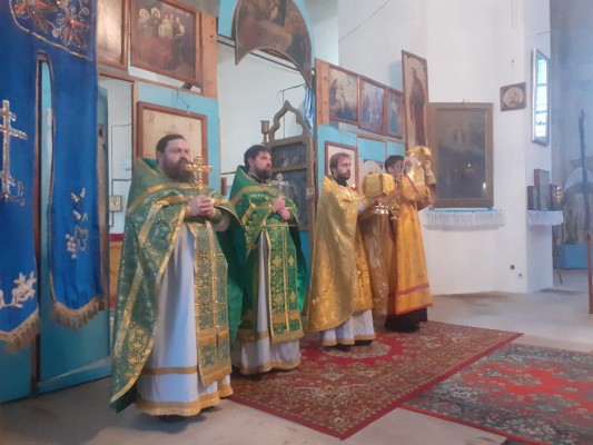 В день памяти святого преподобного Саввы Освященного, в храме Покрова Пресвятой Богородицы станицы Кривянской Октябрьского района состоялось соборное Богослужение