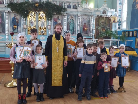 В храме Архистратига Михаила п. Каменоломни наградили юных художников