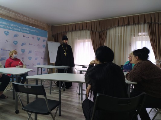 Благочинный приходов Нижнедонского округа встретился с беженцами Донбасса