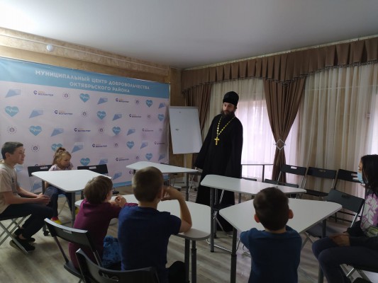 Благочинный приходов Нижнедонского округа встретился с детьми беженцев из Донбасса