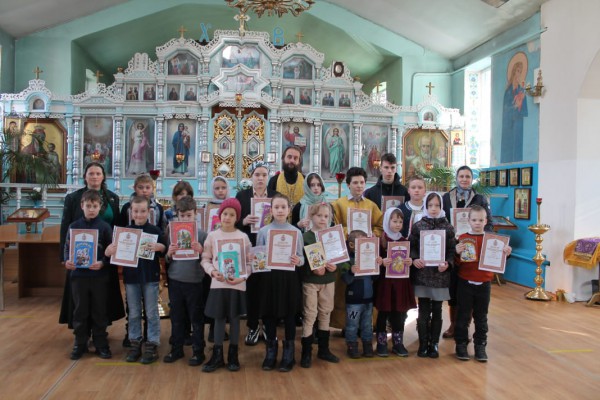 В храме Архангела Михаила п. Каменоломни состоялось награждение юных художников