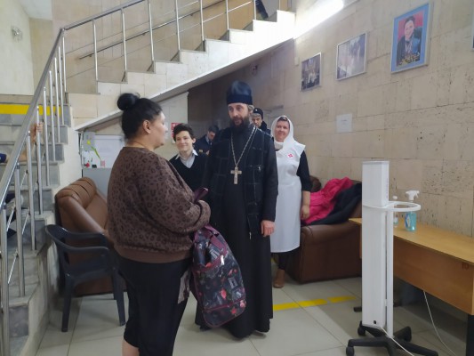Благочинный приходов Нижнедонского округа  встретился с беженцами Донбасса