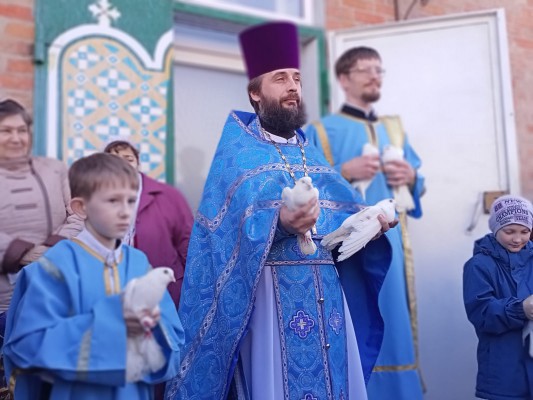 Священнослужители, прихожане и дети воскресной школы «Благовест» храма Архангела Михаила п. Каменоломни в день Благовещения Пресвятой Богородицы выпустили в небо голубей