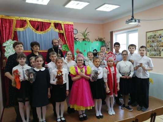 Благочинный приходов Нижнедонского округа протоиерей Сергий Яценко поздравил учащихся школы № 23 п. Красногорняцкий Октябрьского района с великим праздником Пасхи