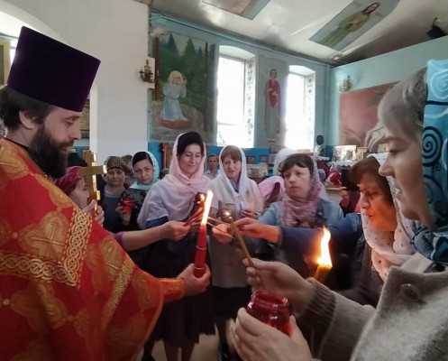 В храме Архистратига Михаила  п. Каменоломни торжественно встретили Благодатный огонь