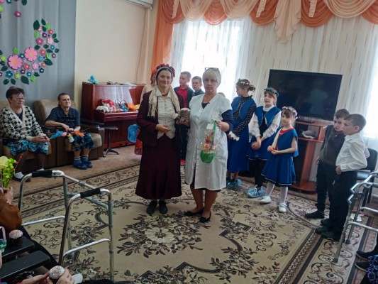 Учащиеся церковно - приходской воскресной школы "Благовест"поздравили с праздником Пасхи подопечных центра социального обслуживания