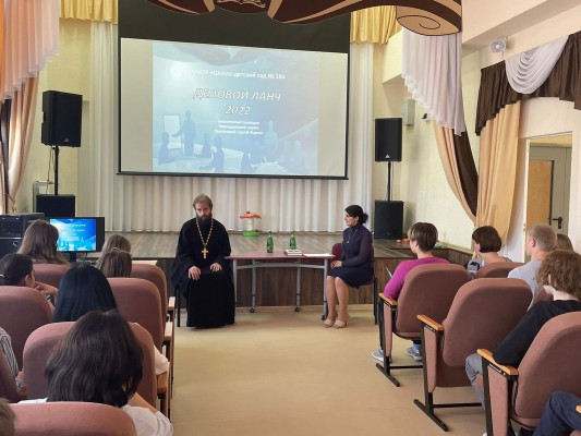 Благочинный приходов Нижнедонского округа провел "диалог на равных" с учениками школы х. Яново - Грушевский