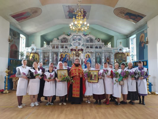 В храме Архангела Михаила п. Каменоломни в день памяти святых жён - мироно́сиц поздравили прихожанок с православным женским днем