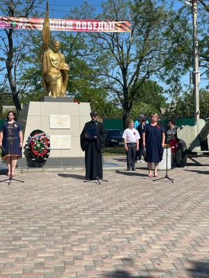 Настоятель храма святителя Алексия Московского ст. Бессергеневской поздравил жителей с Днём Победы