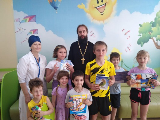 Поздравление детей находящихся на лечении в ЦРБ с Днем защиты детей и праздником Вознесения Господня