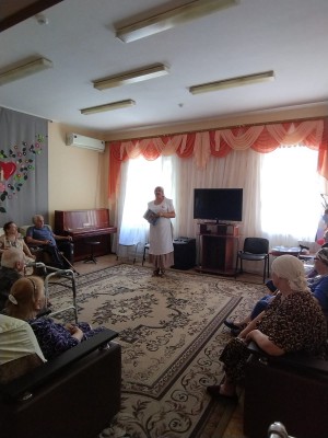 С праздником святых апостолов Петра и Павла поздравили постояльцев Центра социального обслуживания п.Каменоломни