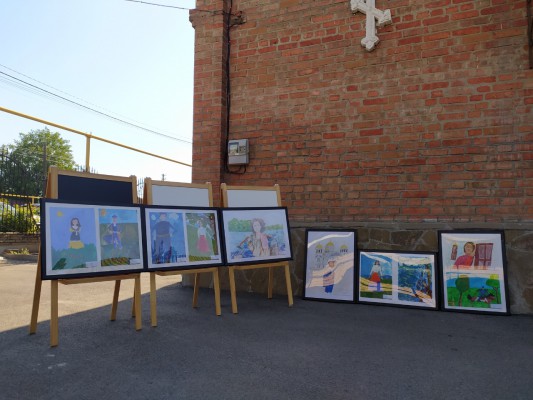 В храме Архистратига Михаила п. Каменоломни прошла выставка детских художественных работ "История моего казачества"