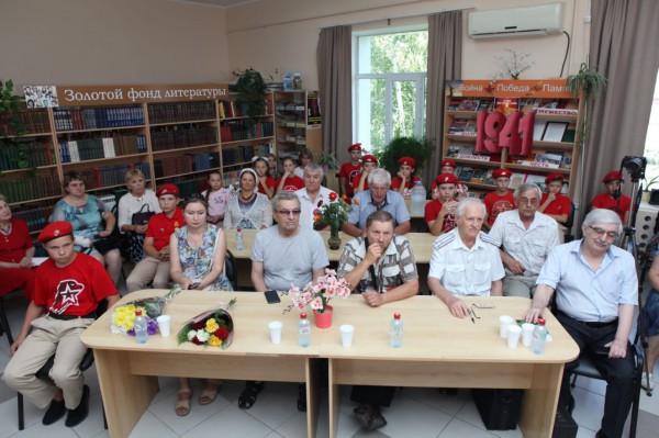 В Межпоселенческой библиотеке п. Каменоломни прошла презентация книги Л. Бардашовой "Он оставил след на земле"