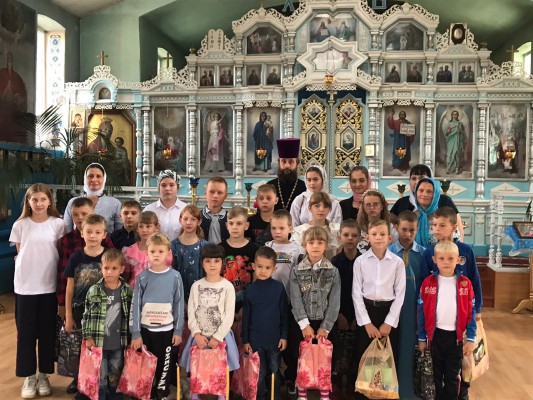 В преддверии нового учебного года дети из многодетных и малообеспеченных семей получили подарки