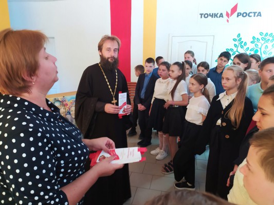 В школе №23 п. Красногорняцкий прошла патриотическая акция «Александро-Невская ленточка» под девизом «Будь достойным памяти великих предков»