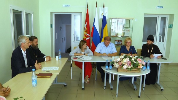 Благочинный приходов Нижнедонского округа принял участие в телепрограмме "Трибуна депутата"