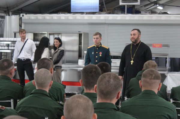 Священник поздравил танкистов с профессиональным праздником