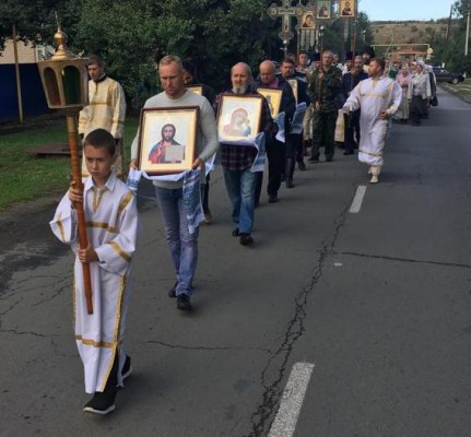 Соборная служба в храме п. Каменоломни и Крестный ход прошли в день воспоминания чуда, совершенного Архангелом Михаилом в Хонех