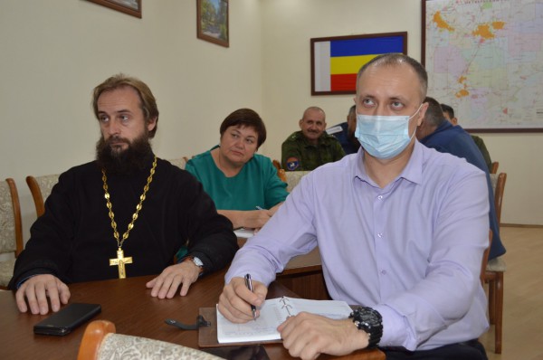 Благочинный приходов Нижнедонского округа принял участие в заседании комиссии по делам казачества при Администрации Октябрьского района