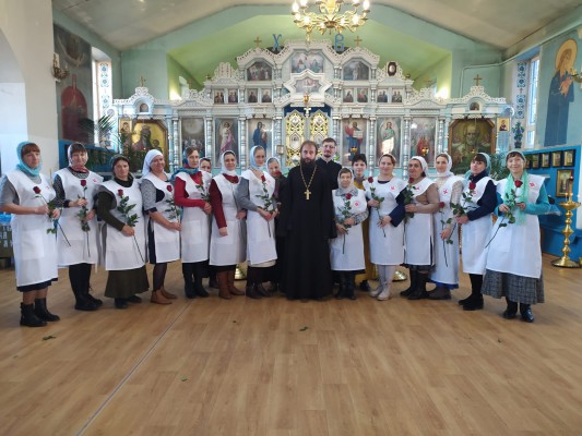 Благочинный приходов Нижнедонского округа поздравил сестер милосердия с Международным днем добровольца