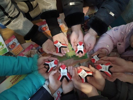 Во Всемирный день борьбы со СПИДом добровольцы Нижнедонского благочиния раздали жителям Октябрьского района информационные буклеты