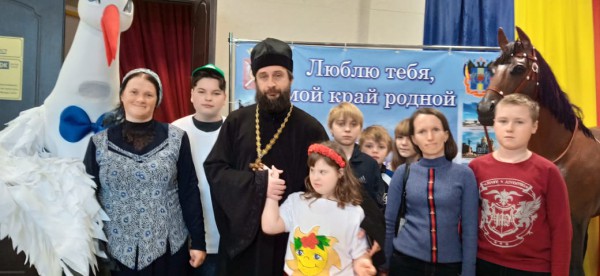 Благочинный приходов Нижнедонского округа принял участие в открытии первого инклюзивного творческого фестиваля "8 чудо"